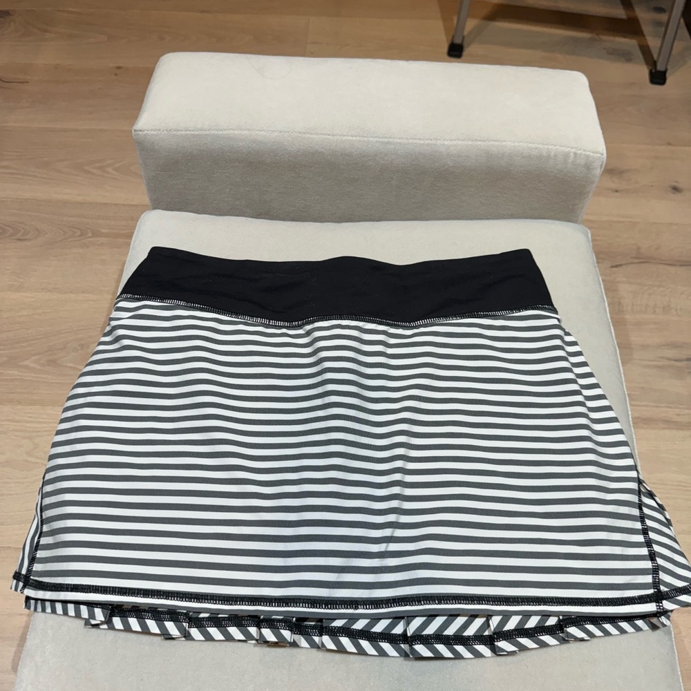 Lululemon black and white striped tennis / running skirt / skort size 6